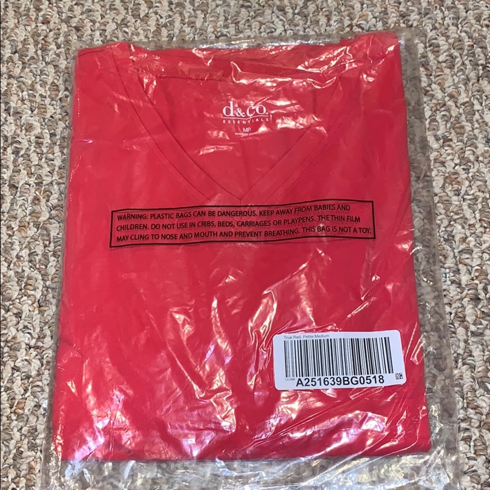 Red vneck long sleeve T-shirt NWT D&CO PM